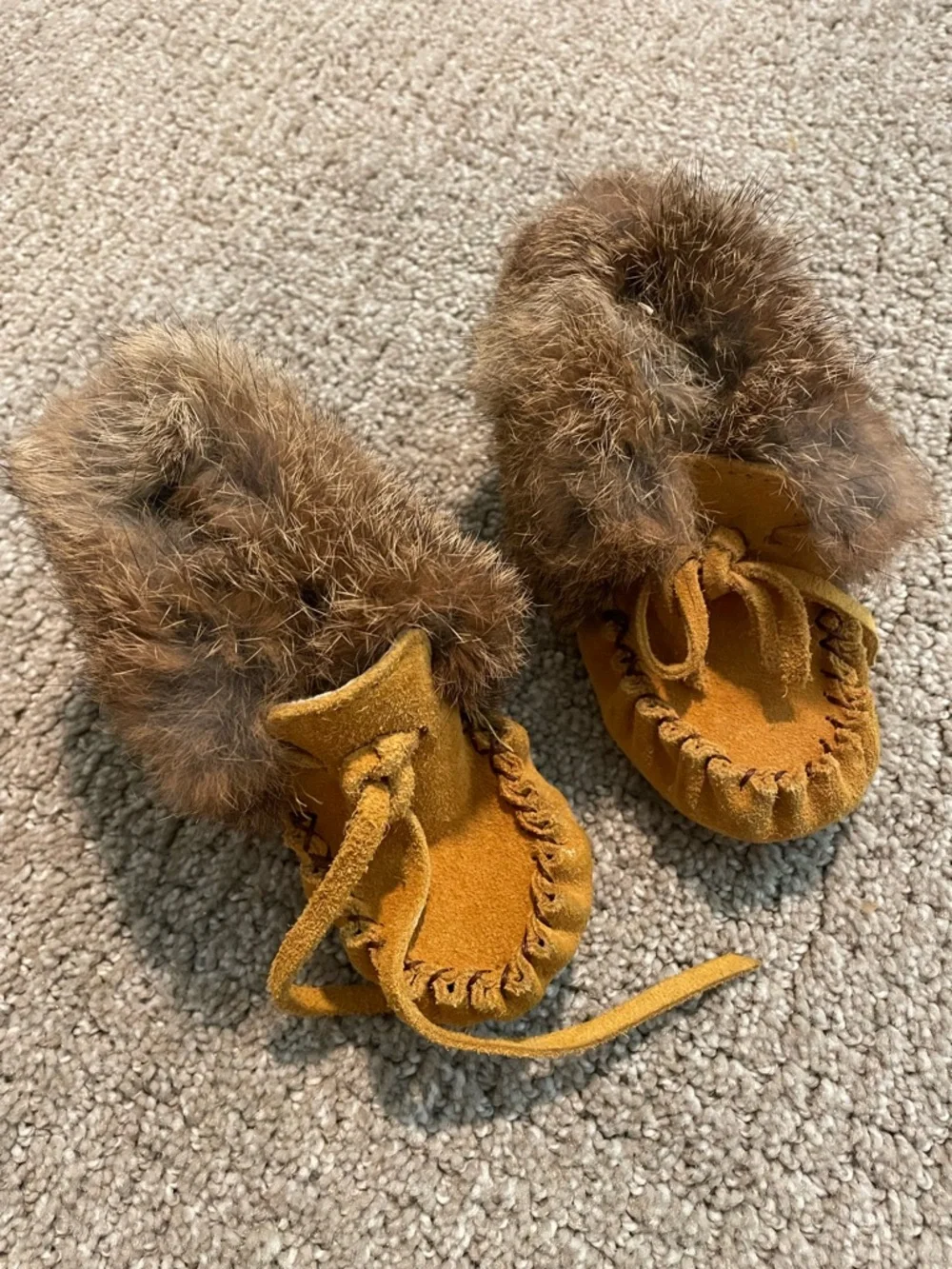 Faux-Fur Trim Suede Baby Moccasins in Camel